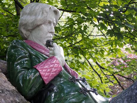 photo of Oscar Wilde statue in Merrion Square