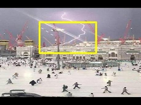 lightning strikes crane in Mecca Grand Mosque