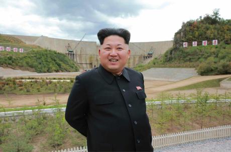 Kim Jong Un posese for a photograph in front of a dam that is part of the Paektusan Youth Power Station (Photo: Rodong Sinmun).