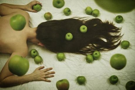 ARTmonday: 14 Apple Artworks apple-art-elle-hanley