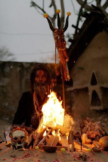 A sadhu of the cannibal Hindu sect Aghori - http://www.cultofweird.com/culture/aghori-cannibal-hindu-monks/: 