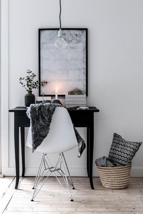 Weer een winters kiekje, want daar kijken we nu naar uit. Een witte Eames met chroom onderstel met leuke accessoires afgemaakt.: 