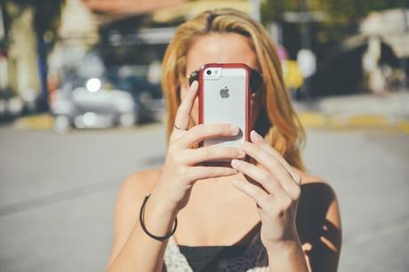 British Women Reveal Unhealthy Dependency On Smart Phones