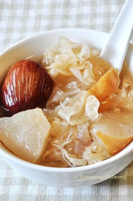 White fungus with pear sweet soup 冰糖雪耳雪梨糖水