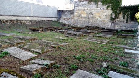 Inside Bordeaux's Jewish Avignonnais cemetery