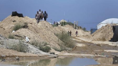 Palestinians inspect the damage after Egyptian forces flooded smuggling tunnels dug beneath the Gaza-Egypt border, in Rafah in the southern Gaza Strip September 18, 2015. | Photo: REUTERS/Ibraheem Abu Mustafa