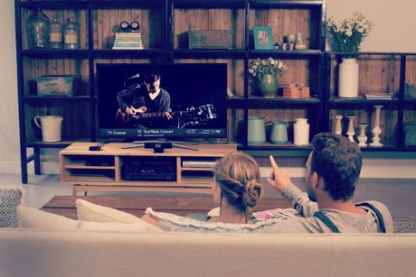 Singlecue hand gesture-recongition device in a living room.