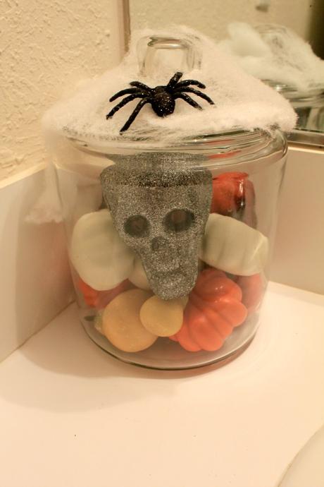 Simple Halloween Bathroom Decorating Tips #LoveAmericanHome #ad