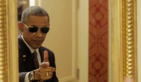 Obama makes gun gesture1