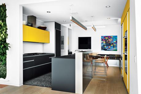 Modern kitchen with Artematica itrum glass system