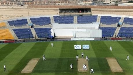 missing crowds at Abu dhabi ~Adil Rashid on debut beats McGain, who ?