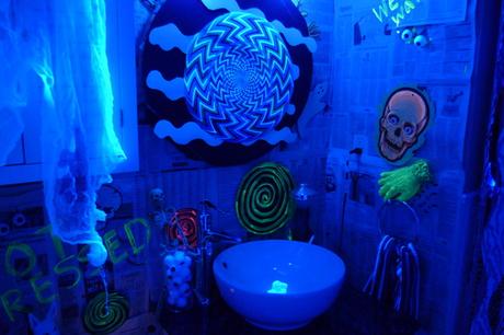 bathroom halloween decoration tips advice how to ideas inspiration black light paint glow trippy scary spooky diy