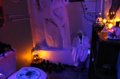 bathroom halloween decoration tips advice how to ideas inspiration blacklight candle spider scary spooky
