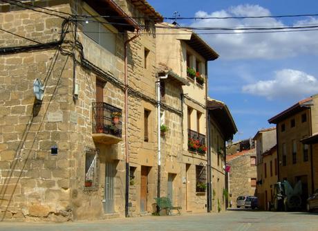 Una soleada calle de Samaniego