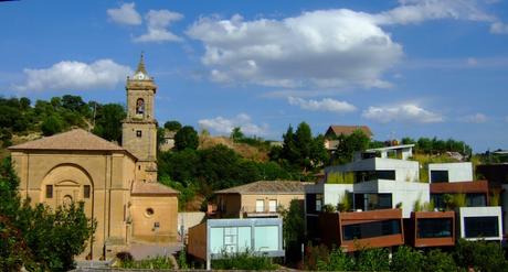 El barrio modernista de dudoso gusto, junto a la iglesia en Villabuena