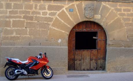 Rosaura junto al portal de un viejo caserón en Navaridas