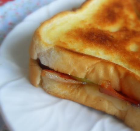 Grilled Apple, Bacon and Cheese Sandwich