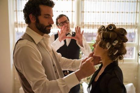 Bradley-Cooper-David-O-Russel-and-Amy-Adams-on-the-set-of-American-Hustle.-600x398