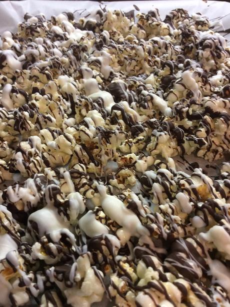 Knock-off Recipe: Zebra Popcorn. So Yummy!