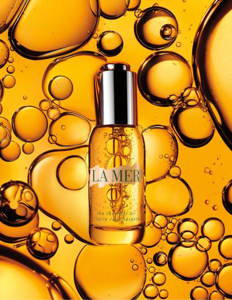 La Mer The Renewal Oil with background