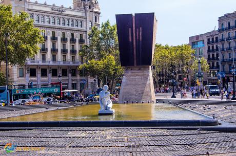Monument and fountain in Placa de Catalunya, Barcelona