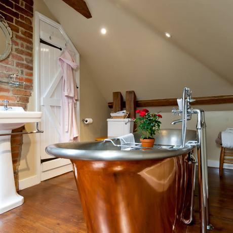 Bathtubs & showers by A1 Lofts and Extensions