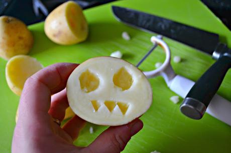 Halloween todder crafts - potato pumpkin printing