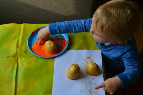 Halloween todder crafts - potato pumpkin printing