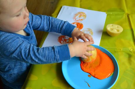 Halloween todder crafts - potato pumpkin printing