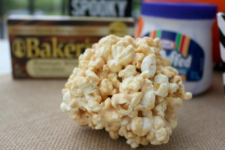 Need an easy, last minute Halloween treat for classrooms or parties? Well, I have just the treat for you: White Chocolate Caramel and Marshmallow Popcorn Balls! #SweetenTheSeason #ad