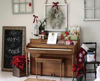 piano with garlands