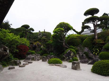 武家屋敷の石垣が質実剛健を思わせる，薩摩の小京都・知覧 / Chiran, with samurai residences and beautiful Japanese-style gardens.