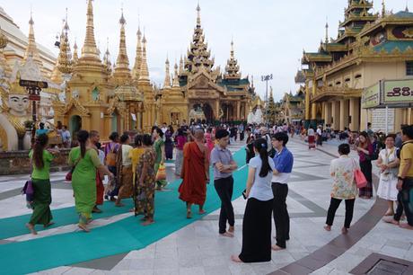 Visitor throng at Schwedagon