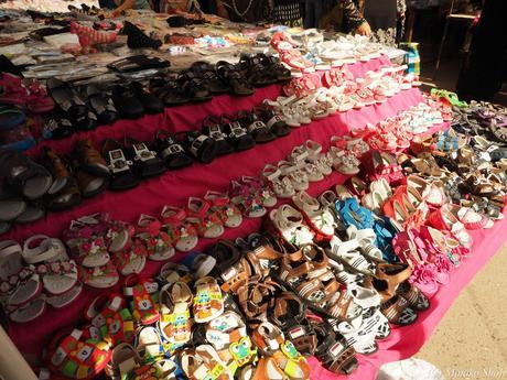 ウルグットバザールで，陽気なウズベク人達に囲まれて / Urgut Bazzar, with friendly Uzbeks.