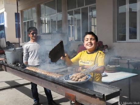 ウルグットバザールで，陽気なウズベク人達に囲まれて / Urgut Bazzar, with friendly Uzbeks.