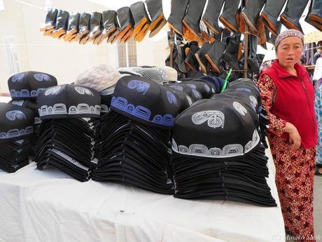 ウルグットバザールで，陽気なウズベク人達に囲まれて / Urgut Bazzar, with friendly Uzbeks.