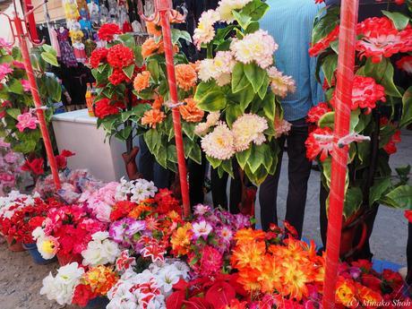 ウルグットバザールで，陽気なウズベク人達に囲まれて / Urgut Bazzar, with friendly Uzbeks.