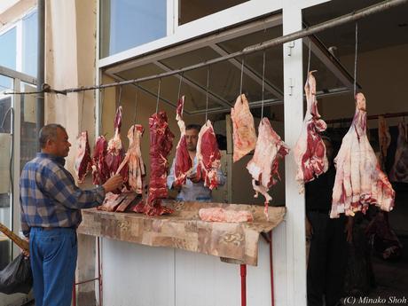 ウルグットバザールで，陽気なウズベク人達に囲まれて / Urgut Bazzar, with friendly Uzbeks.