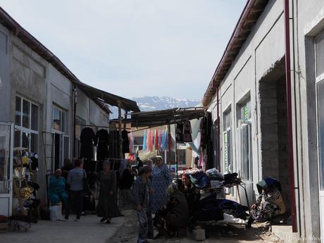 ウルグットバザールで，陽気なウズベク人達に囲まれて / Urgut Bazzar, with friendly Uzbeks.