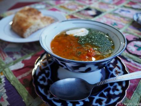 ウルグットバザールで，陽気なウズベク人達に囲まれて / Urgut Bazzar, with friendly Uzbeks.