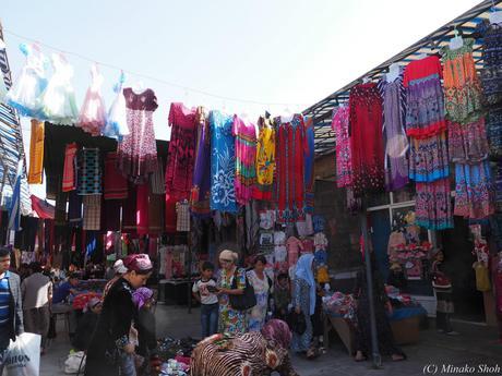 ウルグットバザールで，陽気なウズベク人達に囲まれて / Urgut Bazzar, with friendly Uzbeks.