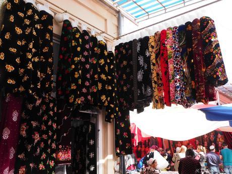 ウルグットバザールで，陽気なウズベク人達に囲まれて / Urgut Bazzar, with friendly Uzbeks.