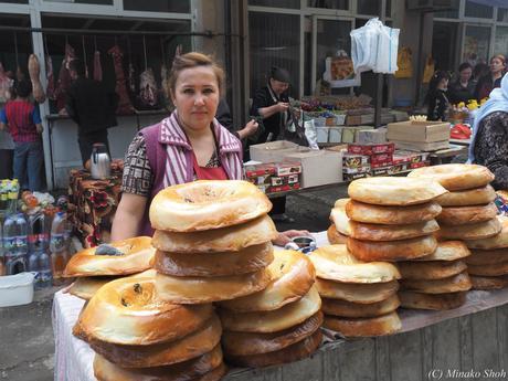 ウルグットバザールで，陽気なウズベク人達に囲まれて / Urgut Bazzar, with friendly Uzbeks.