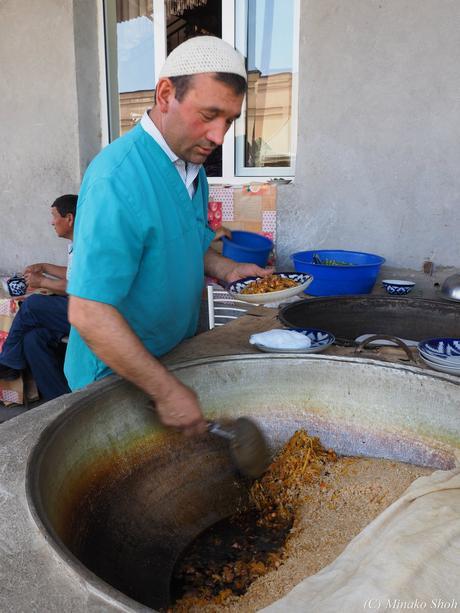 ウルグットバザールで，陽気なウズベク人達に囲まれて / Urgut Bazzar, with friendly Uzbeks.