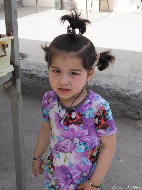 ウルグットバザールで，陽気なウズベク人達に囲まれて / Urgut Bazzar, with friendly Uzbeks.