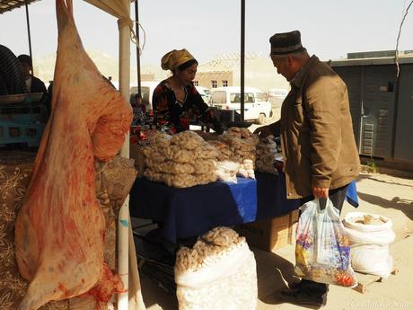 ウルグットバザールで，陽気なウズベク人達に囲まれて / Urgut Bazzar, with friendly Uzbeks.