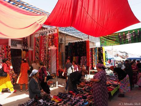 ウルグットバザールで，陽気なウズベク人達に囲まれて / Urgut Bazzar, with friendly Uzbeks.