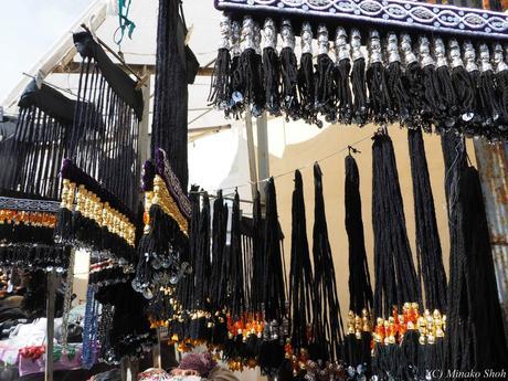 ウルグットバザールで，陽気なウズベク人達に囲まれて / Urgut Bazzar, with friendly Uzbeks.