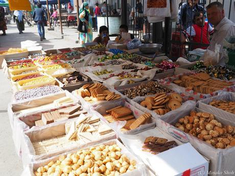 ウルグットバザールで，陽気なウズベク人達に囲まれて / Urgut Bazzar, with friendly Uzbeks.