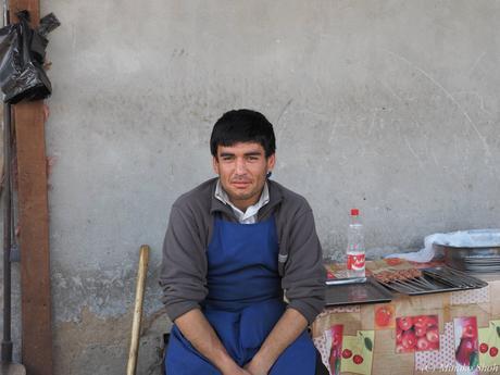 ウルグットバザールで，陽気なウズベク人達に囲まれて / Urgut Bazzar, with friendly Uzbeks.